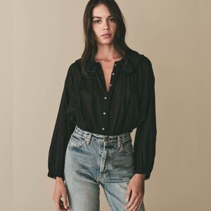 Doen blouse with ruffle neck